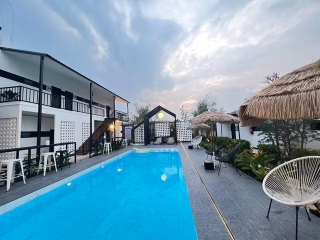 Deluxe Pool View Room
