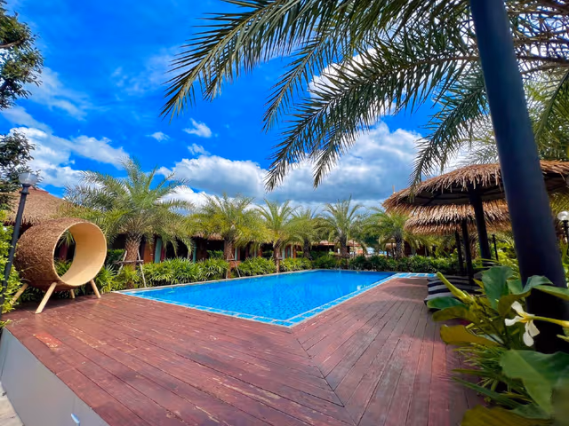 Deluxe Pool View