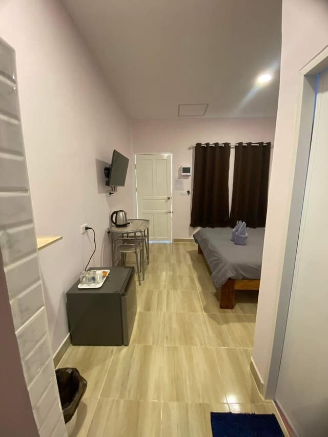 Room With Queen Bed And Single Bed
