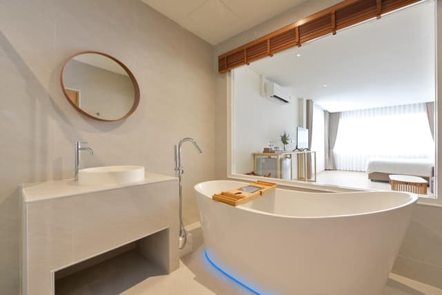 Superior King Room with Bathtub