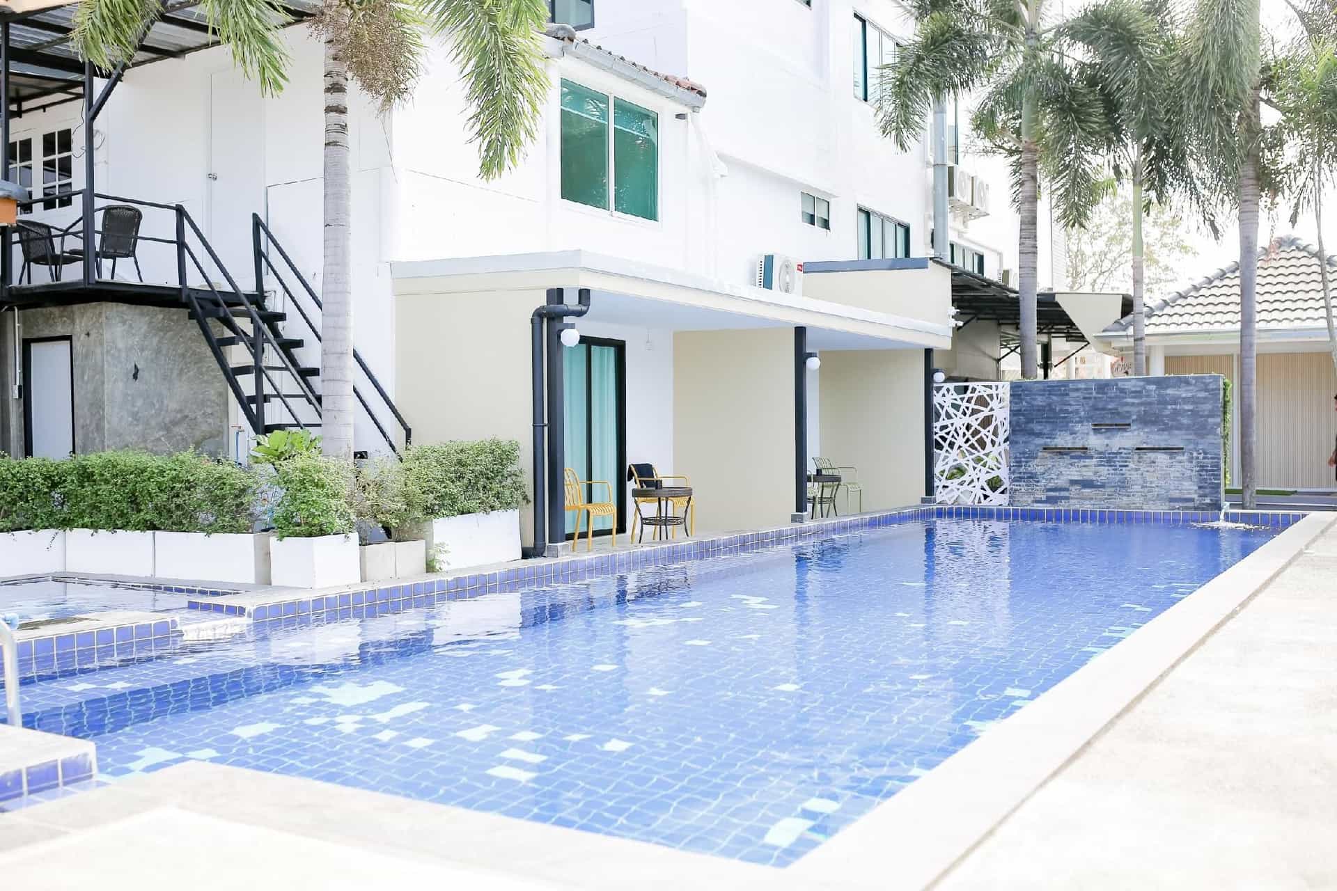 R2 Bed and Pool R2 Bed and Pool