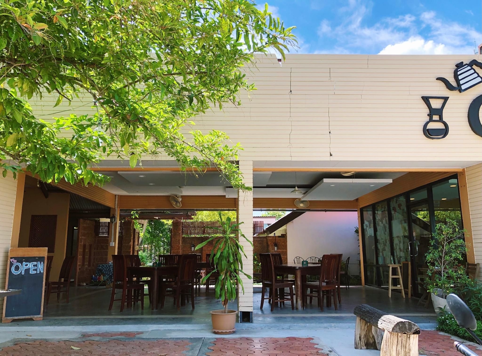 เดอะ ไนน์ เบด แอนด์ เรสเทอรองต์ (The Nine Bed & Restaurant)1