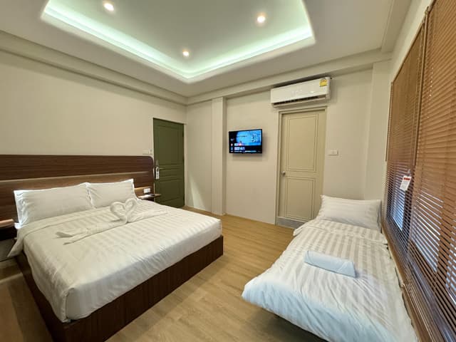Superior - 1 Queen Bed, Sofa Type