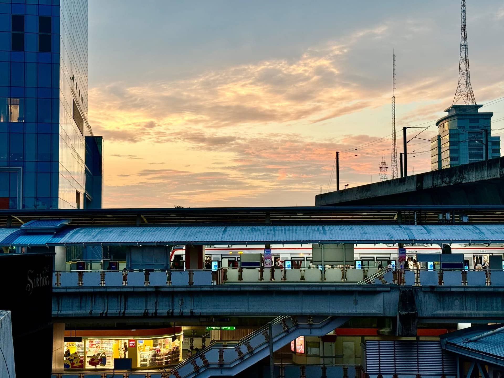 AVALAN PhayaThai airport link/bts AVALAN PhayaThai airport link/bts