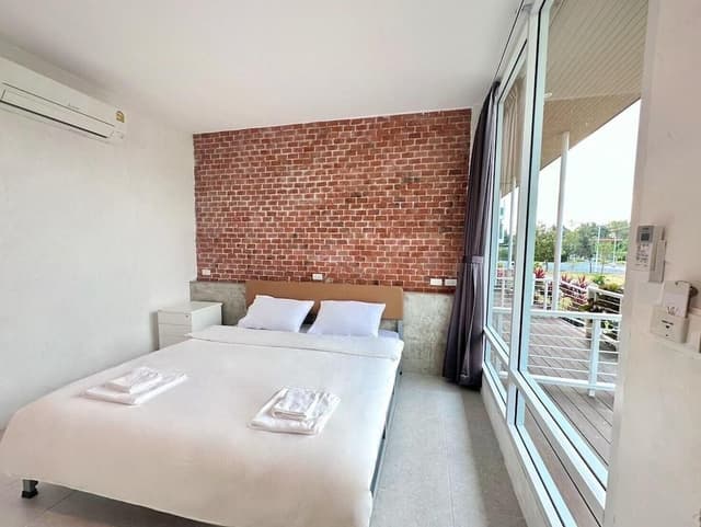 Standard Studio, Balcony