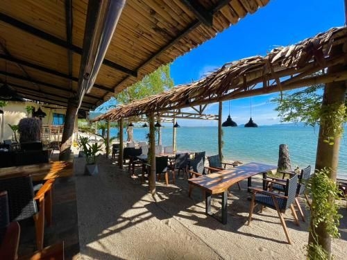 Absolute Beachfront Resort4