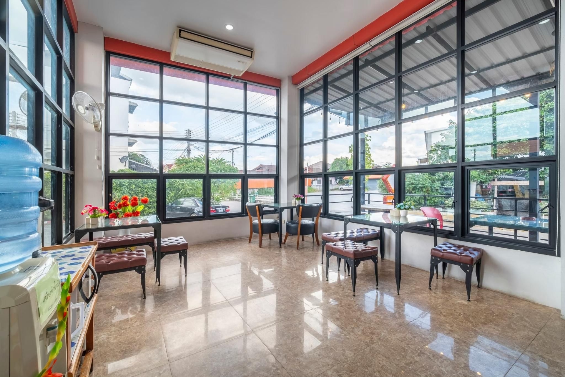 เบลล์วิลล์ โฮเทล (Belleville hotel)0