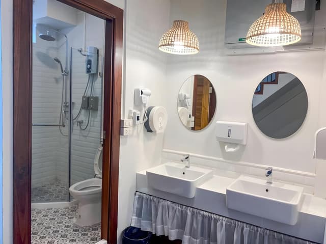 6 Beds AC Mixed Dorm Shared Bathroom