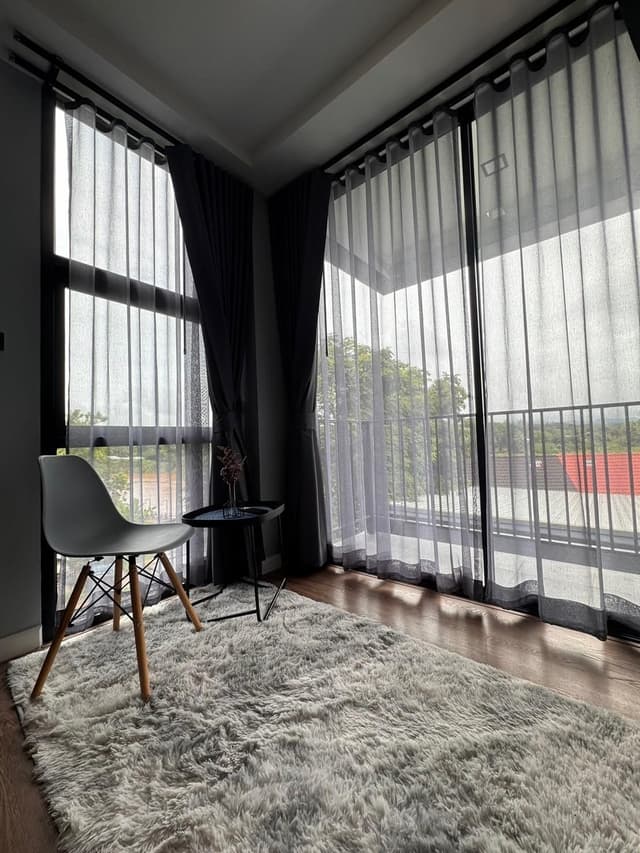 Queen Bedroom with Window