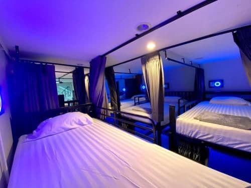 12-Bed Shared Room with Ensuite Bathroom