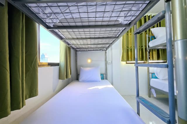 6 Mixed Dorm Bed with Shared Bathroom