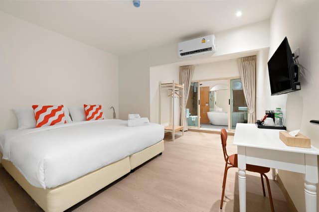 Deluxe Double with Bathtub No Window