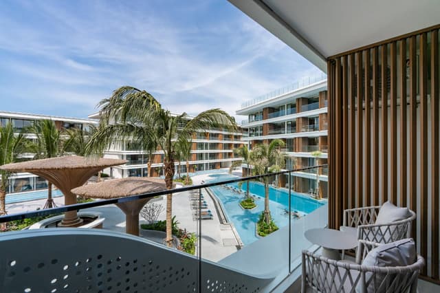 Premier Pool View