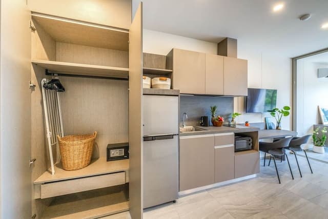One Bedroom Breeze+Free Coworking Space