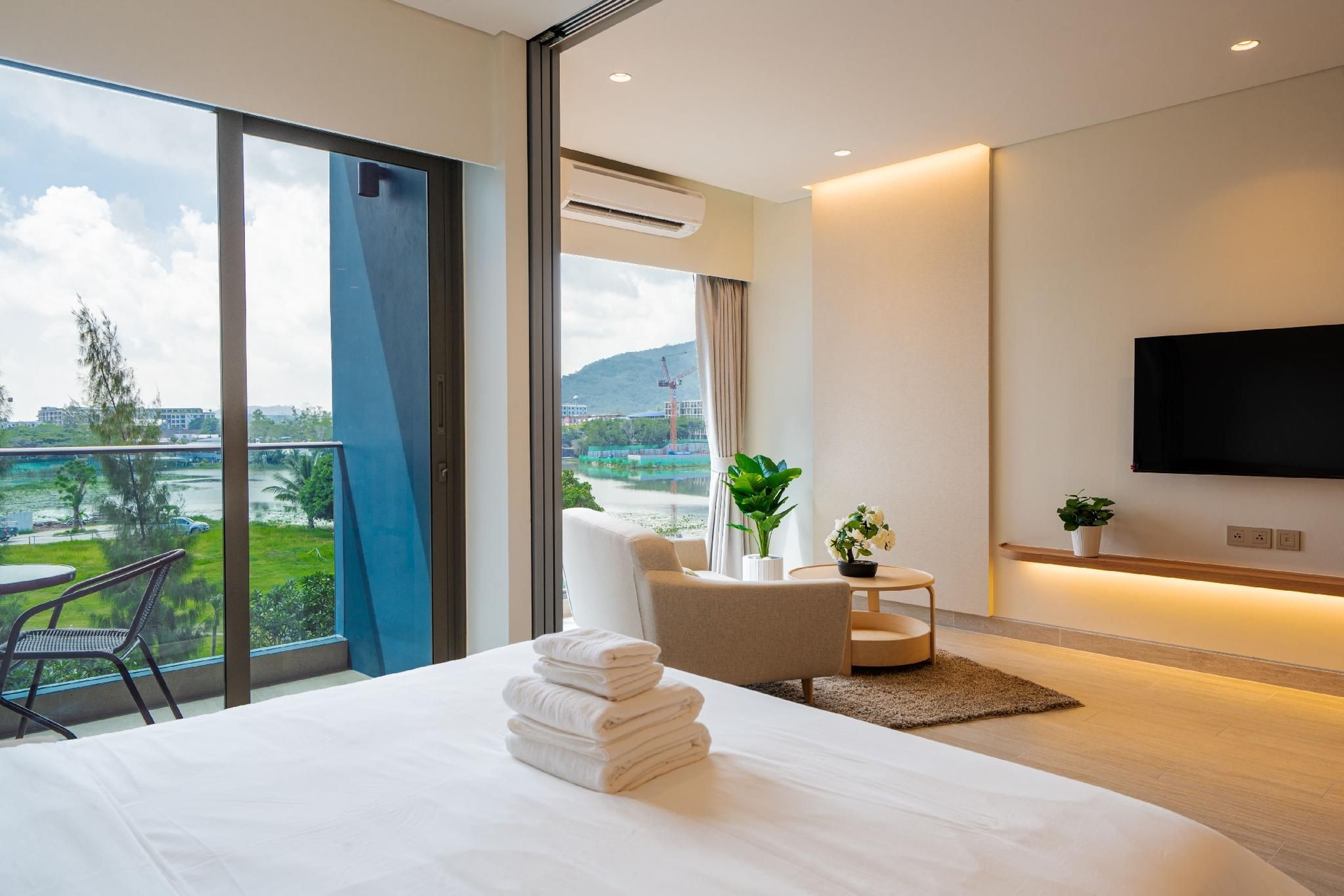 โคซี่ อพาร์ทเม้นท์ วิท เลค วิว อิน ลากูน่า (Cozy apartments with lake views in Laguna)0