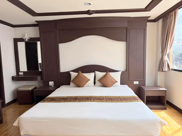 Double Bed -- No Window