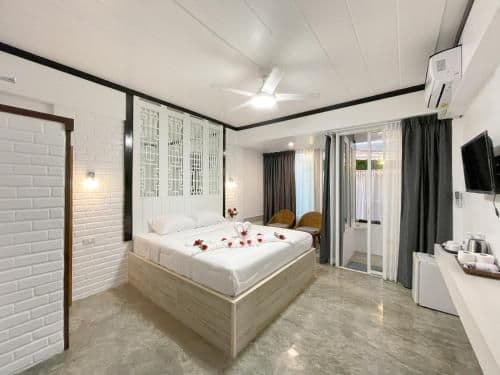 Deluxe Super King Room with Bathtub