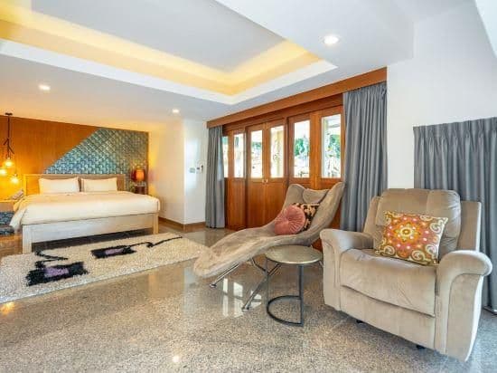 Deluxe Suite with Pool View