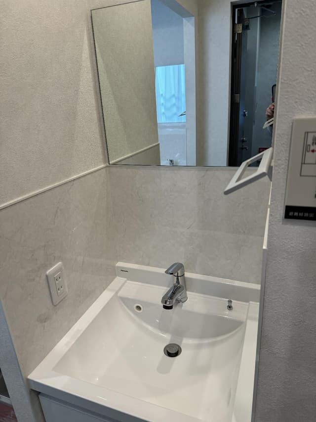 Single Bed in Dormitory with Shared Bathroom
