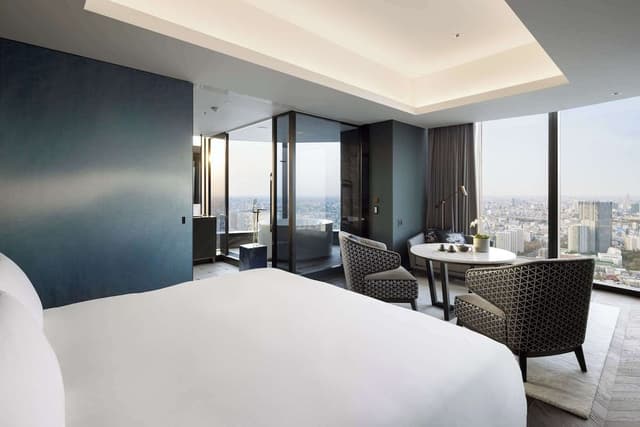 Junior Corner Suite King