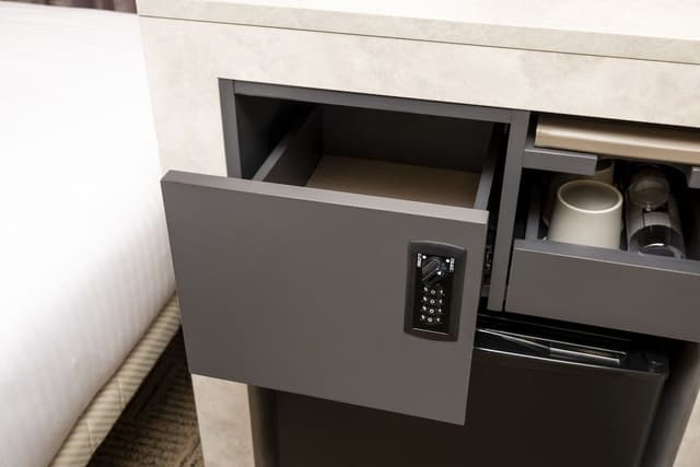Corner Triple Room - ReFa Room