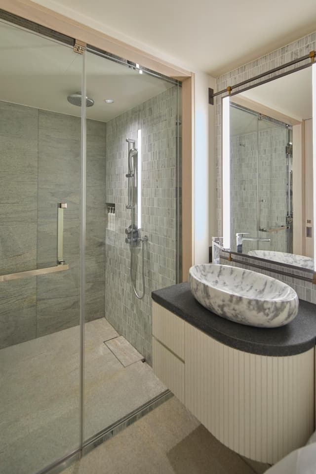 1 King Essential Walk In Shower
