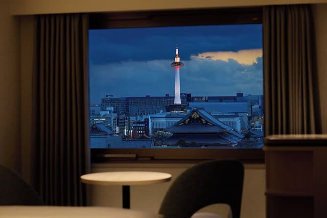 Standard Room, 1 King Bed, City View (High Floor)