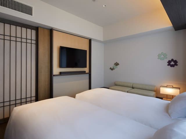 Universal Corner Twin Room, Non Smoking (28 square meters)