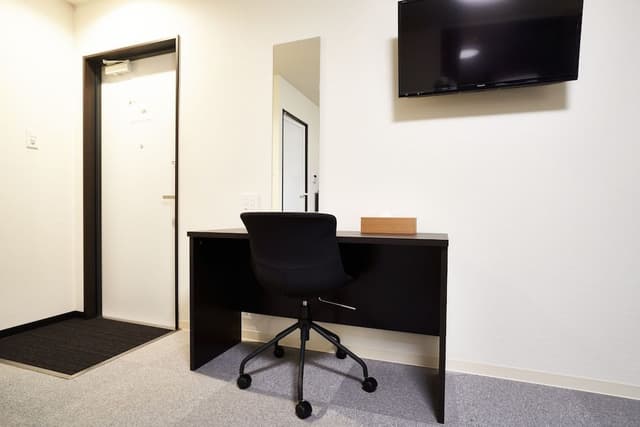 Room (B)