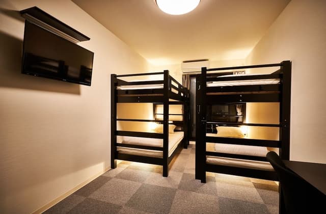 Room (B)