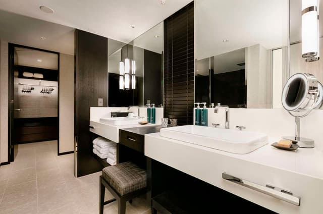 KING EXECUTIVE SUITE HIGH FLOOR