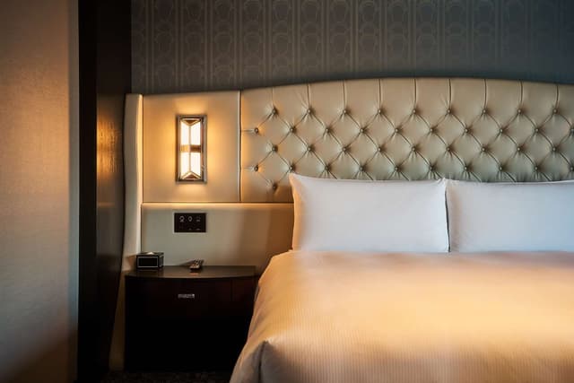 KING EXECUTIVE SUITE