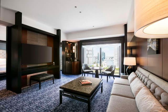 KING EXECUTIVE SUITE HIGH FLOOR