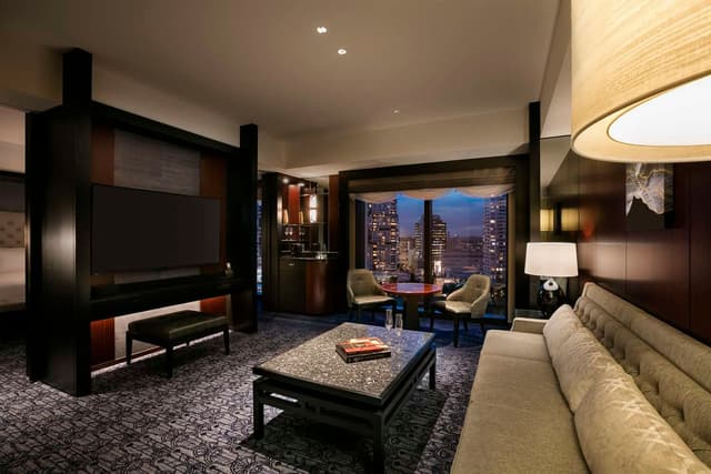 KING EXECUTIVE SUITE