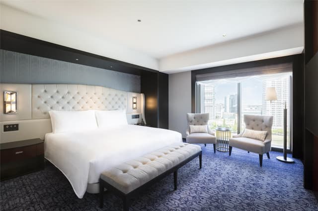 KING EXECUTIVE SUITE HIGH FLOOR