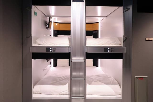 Men's capsule room Upper row