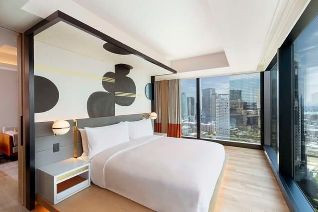 KING CANOPY CORNER SUITE