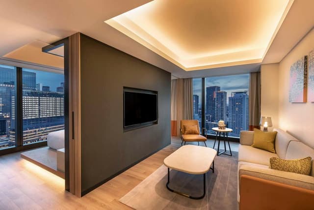 KING CANOPY CORNER SUITE