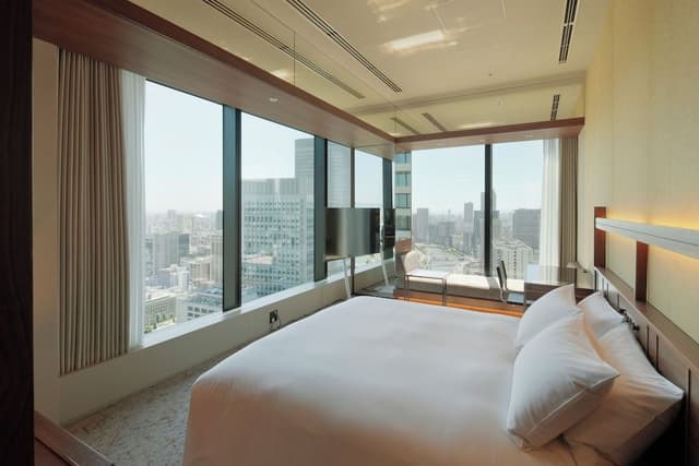 Luxury Corner King with Executive Bar Lounge Access - High Floor - Non-Smoking