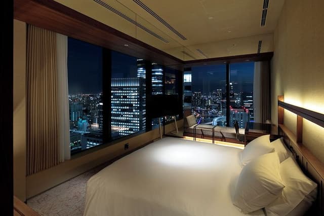 Luxury Corner King with Executive Bar Lounge Access - High Floor - Non-Smoking