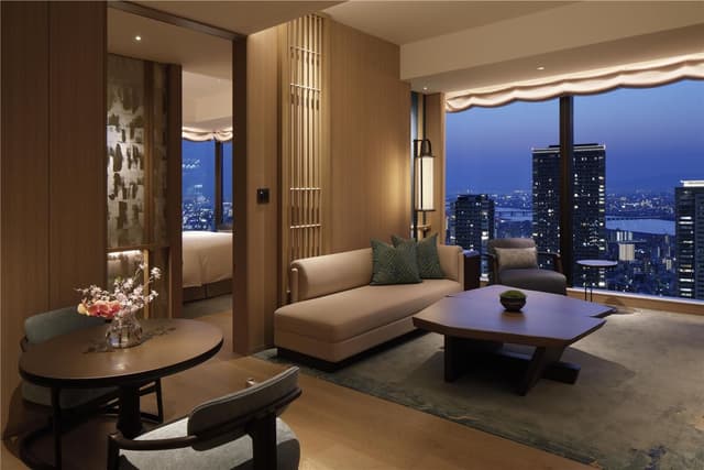 2 BEDROOM CORNER SUITE/1 KING 2 QUEEN BEDS