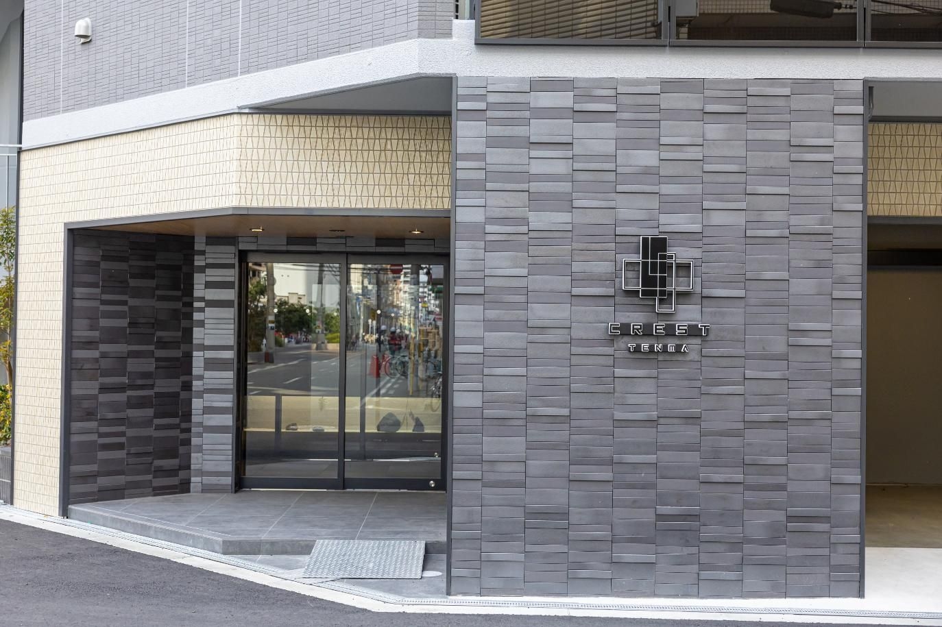 Luxury 65㎡ 2BR apt for 8 pax in prime location0
