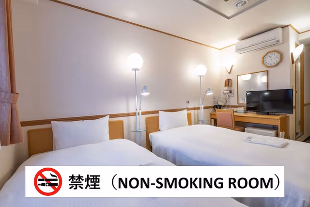 Twin Room, Smoking