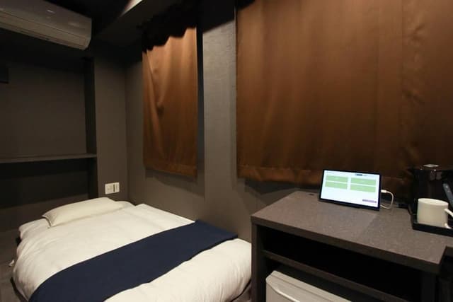Single Room with Shower - Non-Smoking