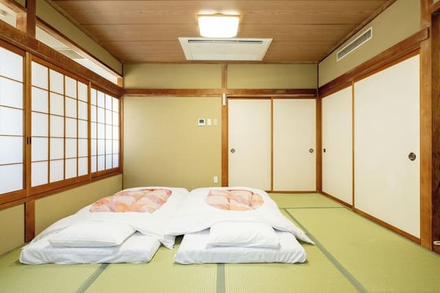Japanese Style Room, Smoking