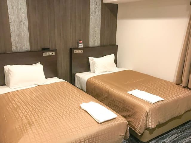 Twin Room, Smoking