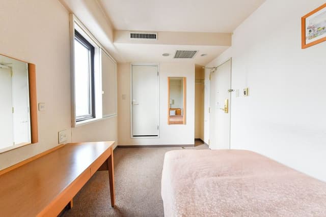 Semi-double Room, Smoking