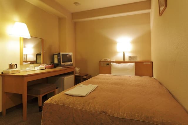 Semi-double Room, Smoking