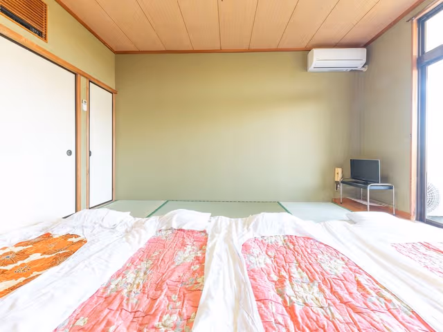 Japanese Room with Shared Washroom - Quadruple, Non-Smoking