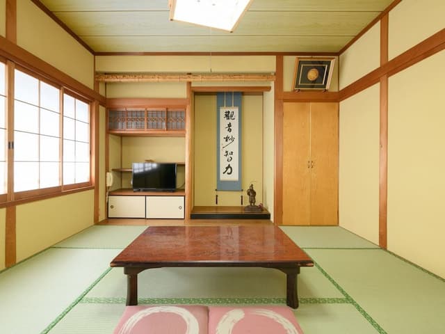 Japanese Room up to 4 guests with Shared Bathroom (Non-Smoking)